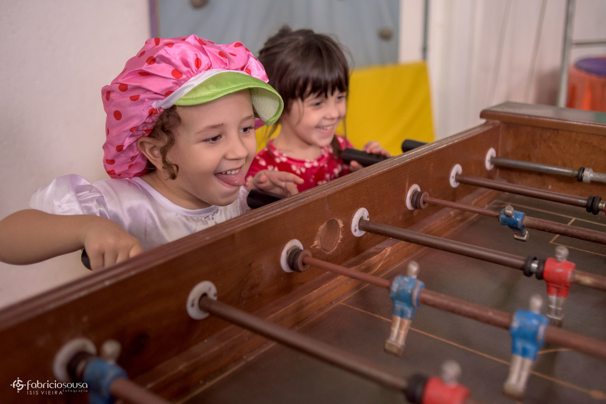 Sofia brincando de totó - futebol de mesa