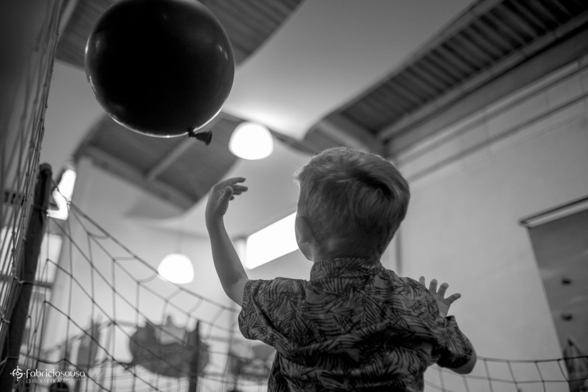 Menino brincando com balão bw