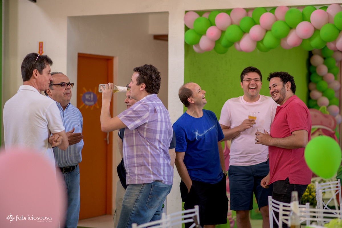 Pais e amigos conversam com Thiago