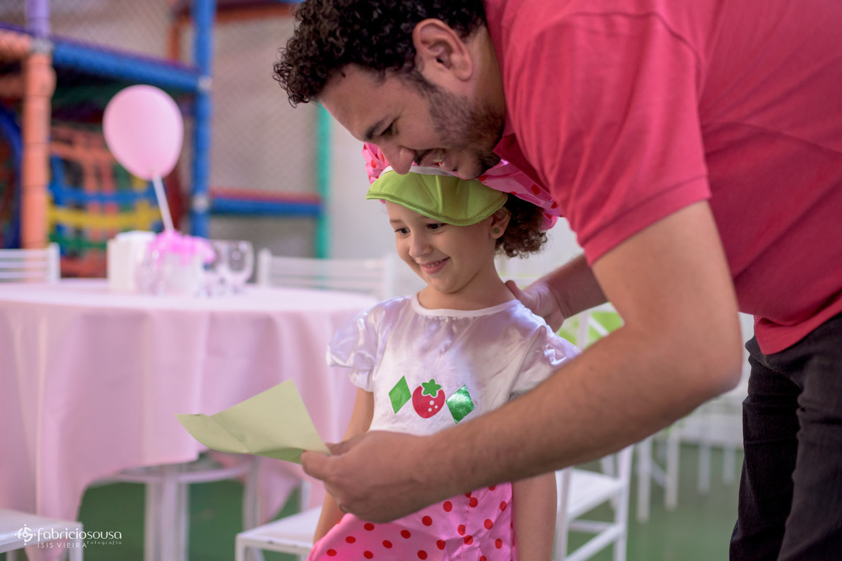 Pai lê carta de aniversário para filha
