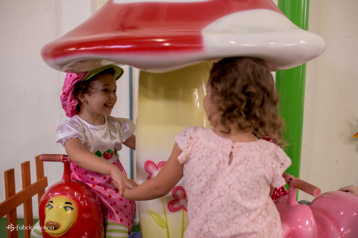 Maria Sofia com amiga em mini carrossel