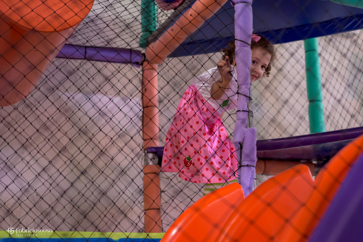 Pequena aniversariante se divertindo nos brinquedos