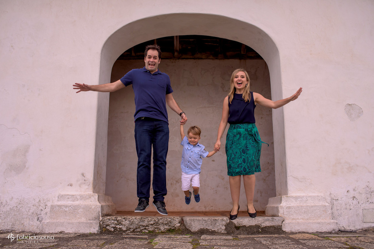 família saltando no forte de Santana em Floripa