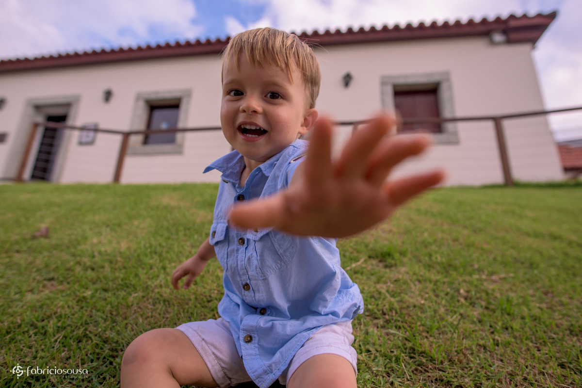 mãozinha da criança tenta alcançar a câmera