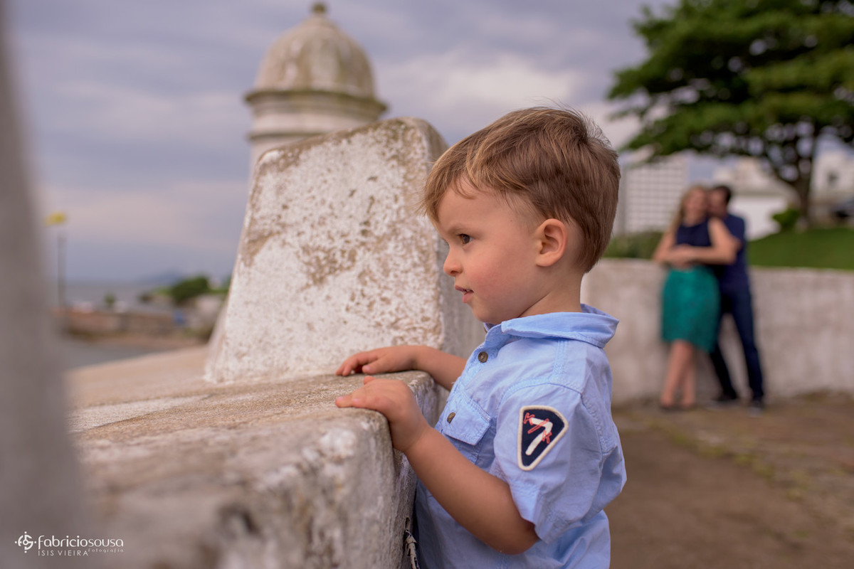 menino observa o horizonte proximo a ponte Hercilio Luz