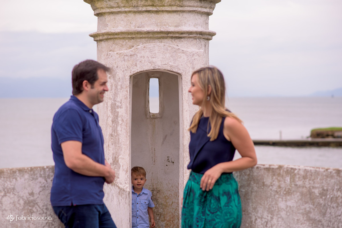 casal apaixonado se olha com filho no meio