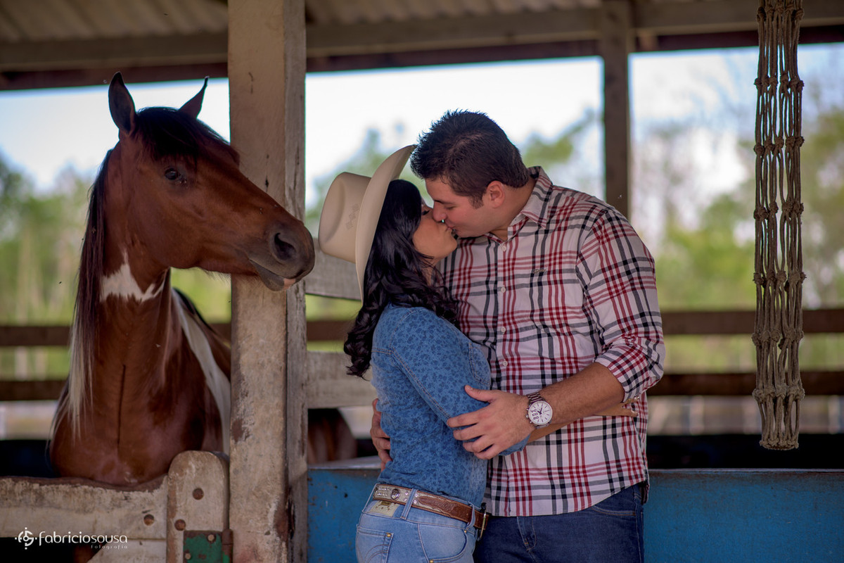 beijo do casal com cavalo assistindo tudo