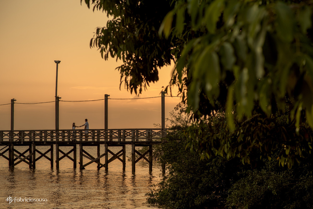 silhueta do casal de namorados no trapiche na beira rio Amazonas