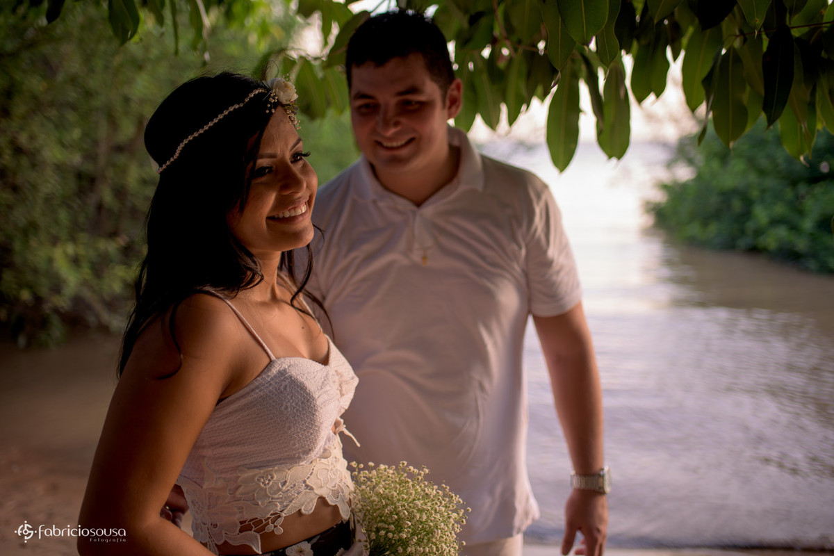namorada sorridente com buquê de flores