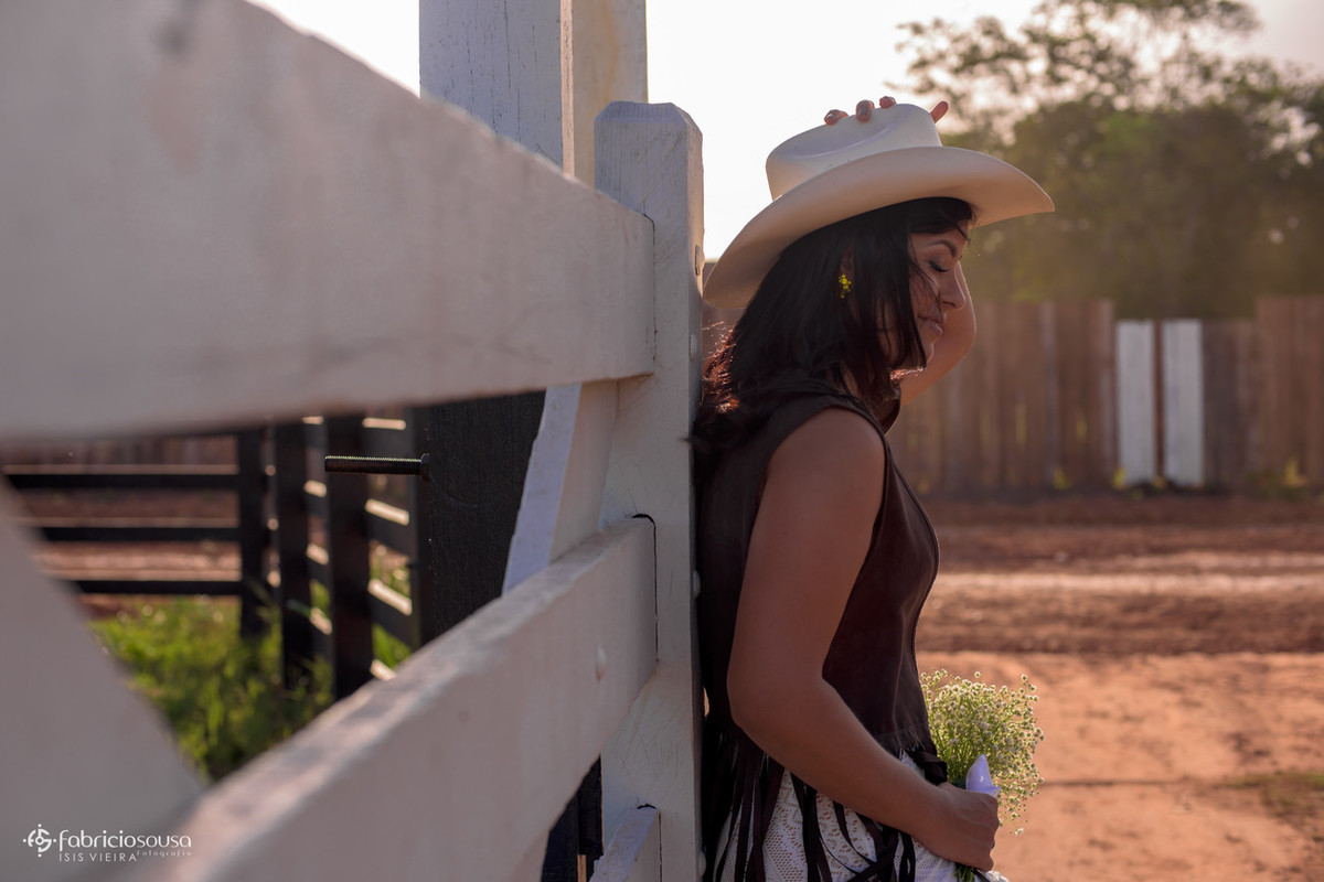noiva vaqueira encostada na cerca da fazenda