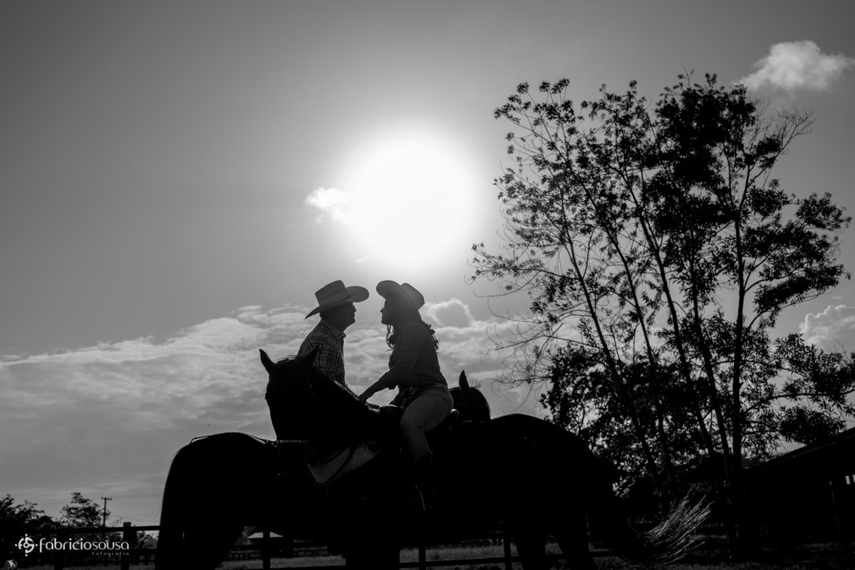 silhueta do casal montado a cavalo