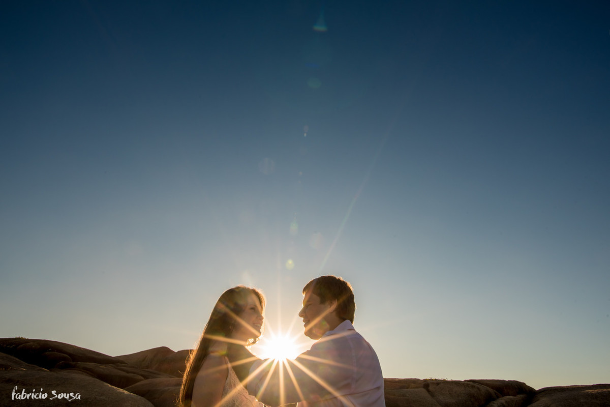 casal iluminado em contraluz na praia Mole