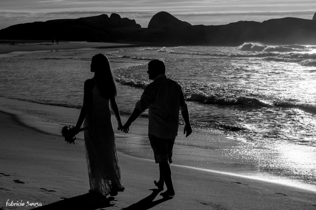 casal caminhando na praia mole