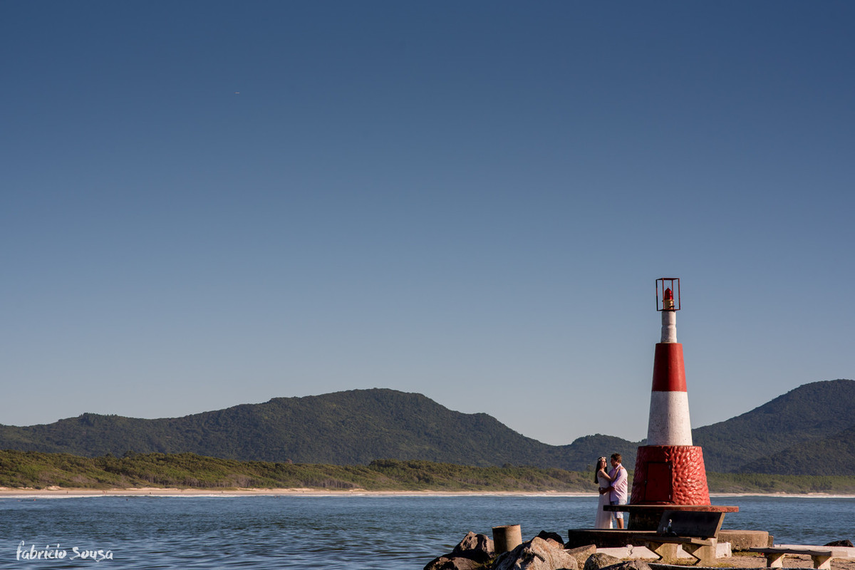 noivos no farol do mole da barra da lagoa da conceição em Floripa