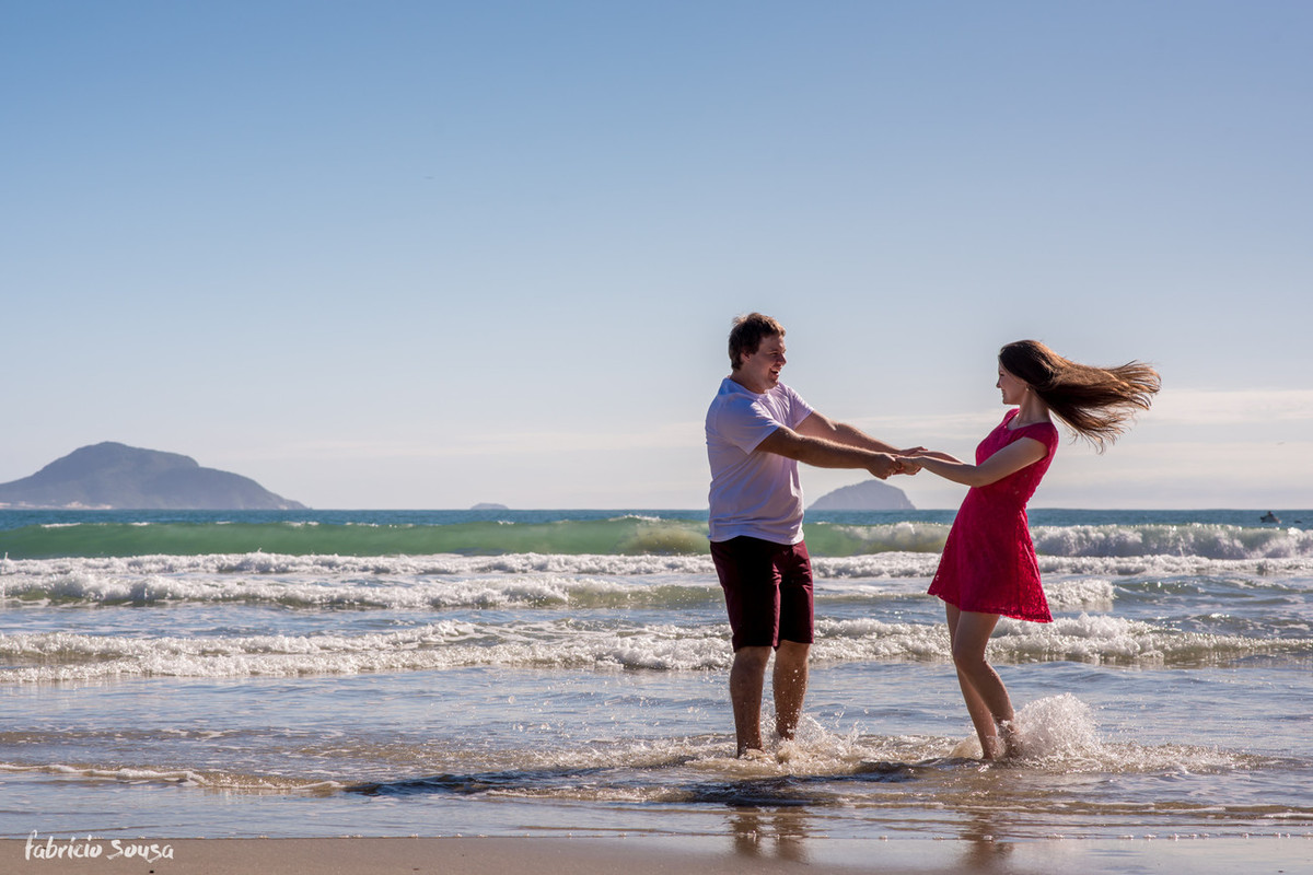 casal com pés na água em ensaio fotográfico