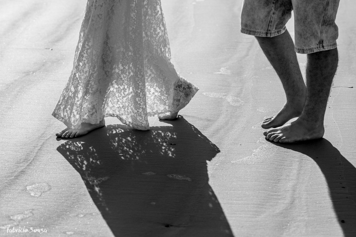 pés na areia em ensaio pre-casamento