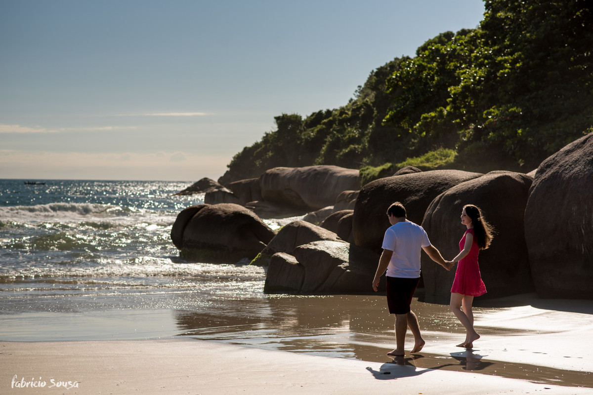 casal caminhando junto de mãos dadas