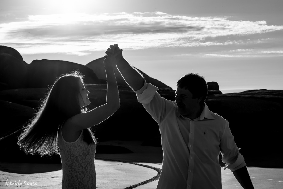 casal dançando na praia