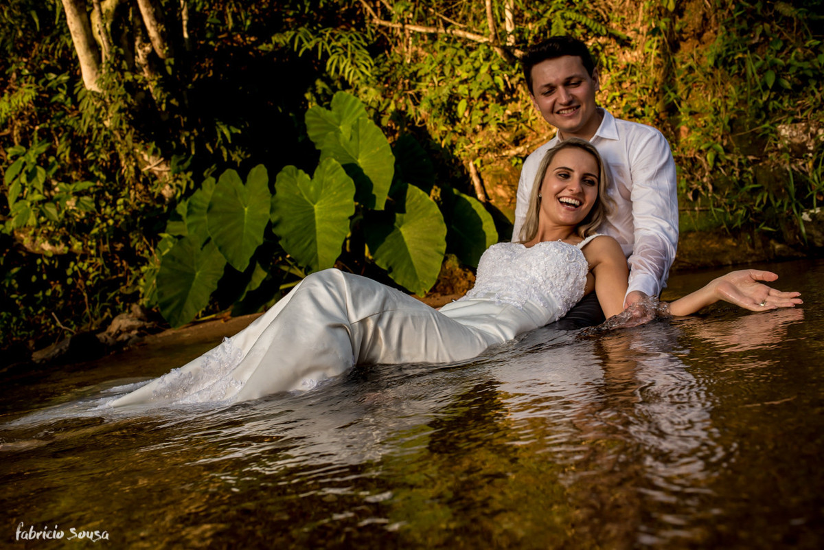 banho de rio no ensaio pós-casamento Helen e Jander - São João Batista/SC - trash the dress