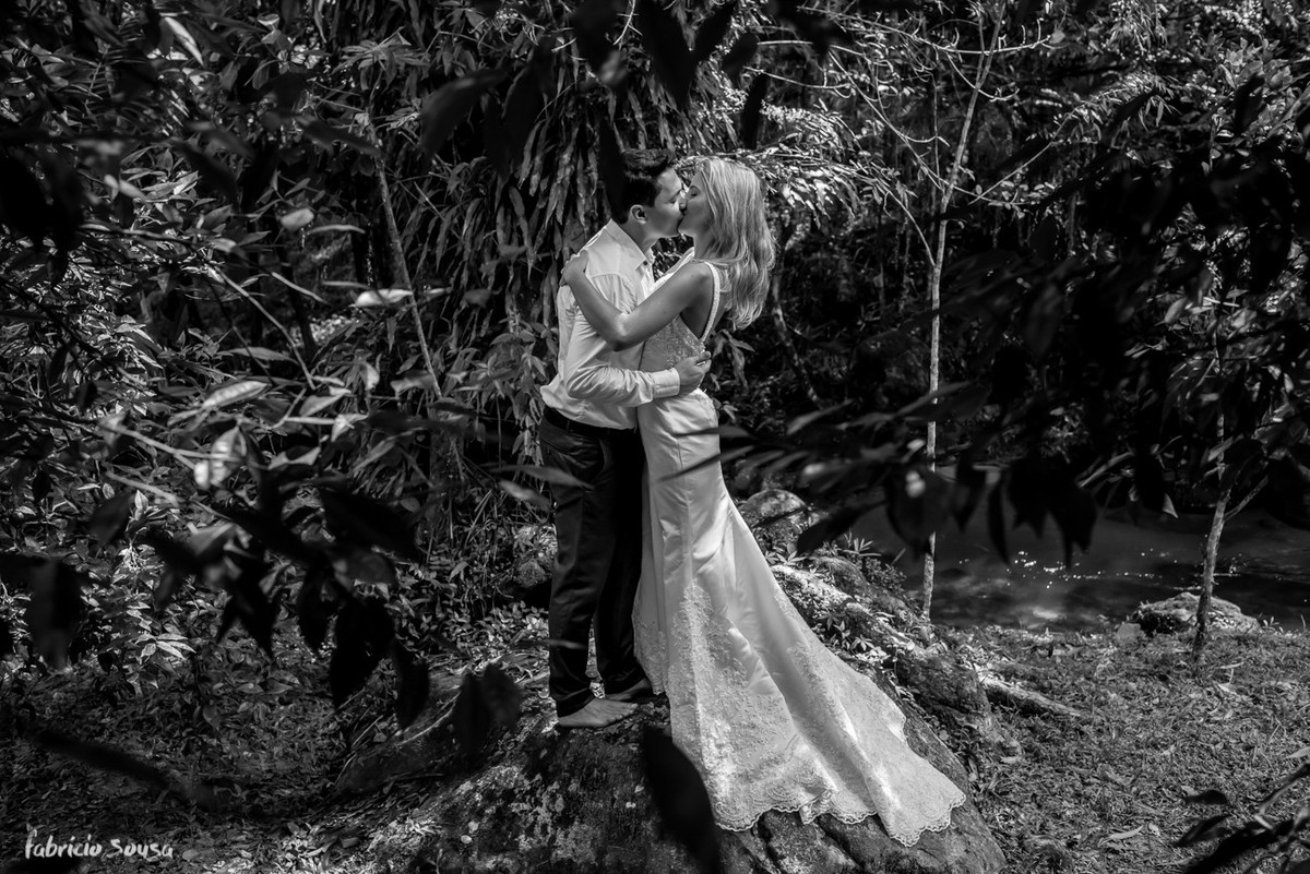 retrato preto e branco dos noivos no ensaio pos-casamento