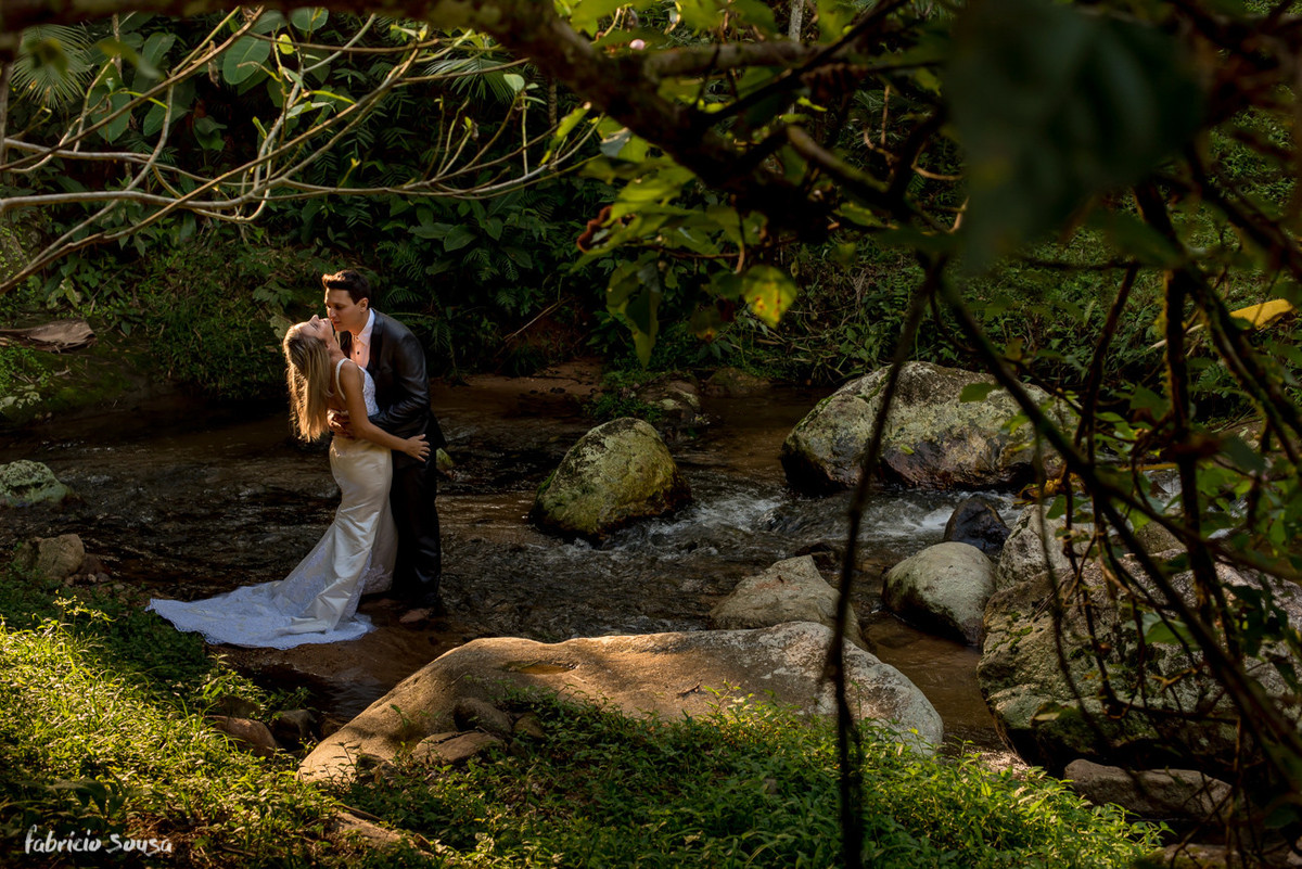 noivos no trash the dress no meio do rio