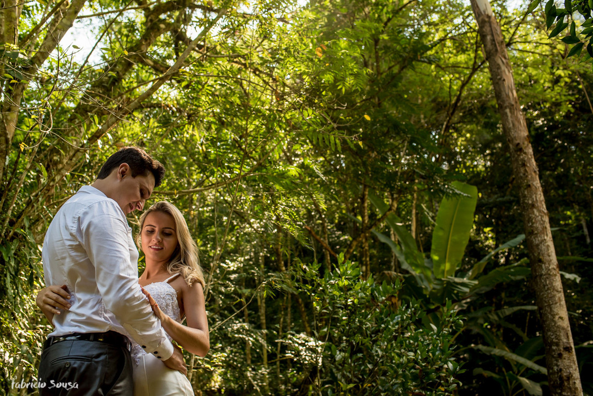 carinho no ensaio pos-casamento