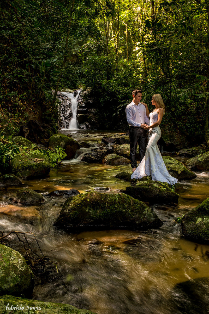 cachoeira e noivos em ensaio trash the dress
