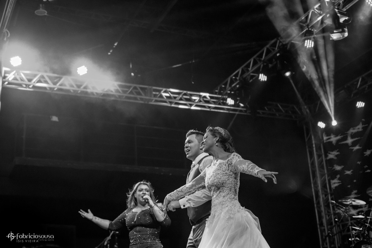 Preta Gil canta para os noivos na festa do casamento no Ceta Ecotel