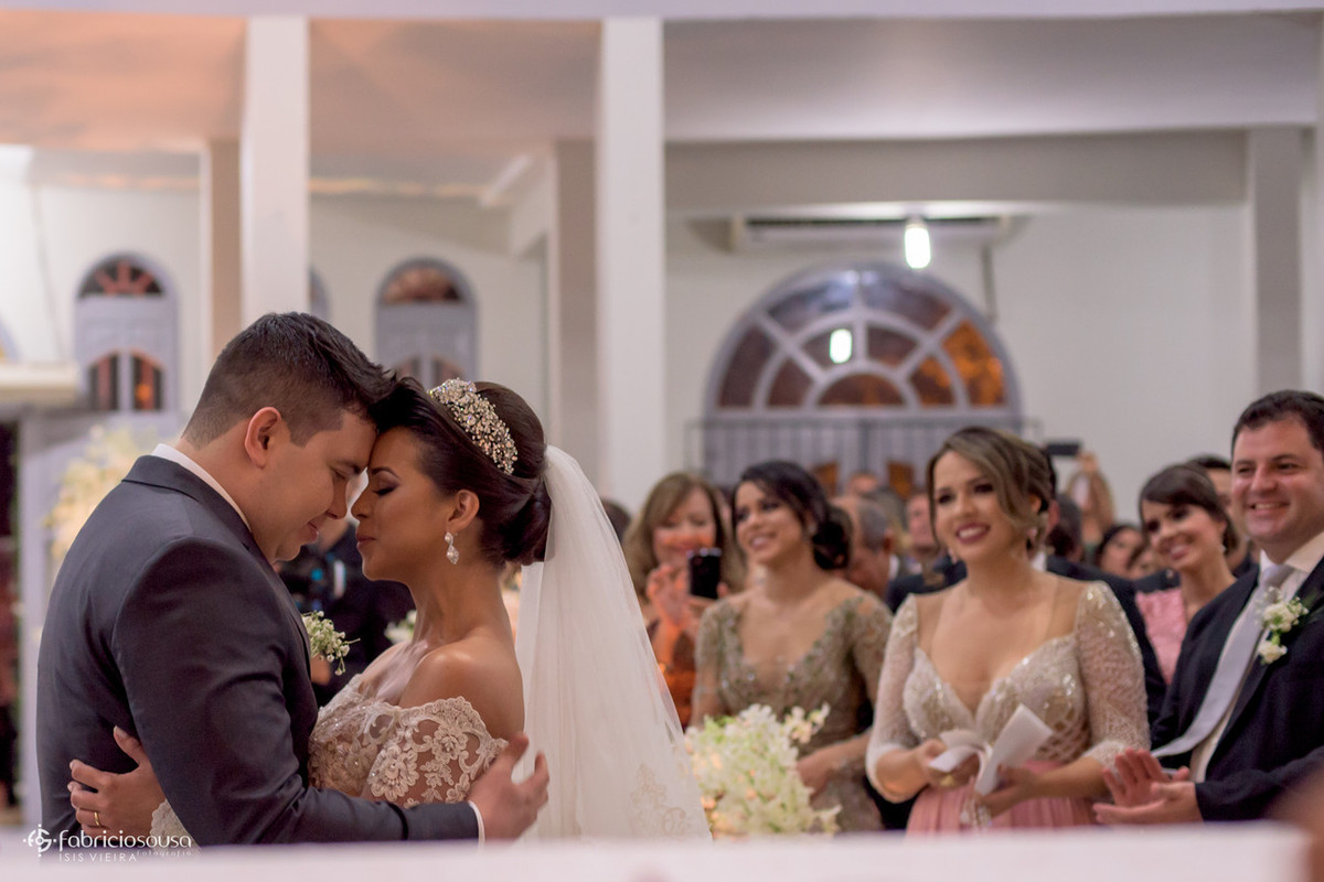 o primeiro beijo do casal na igreja