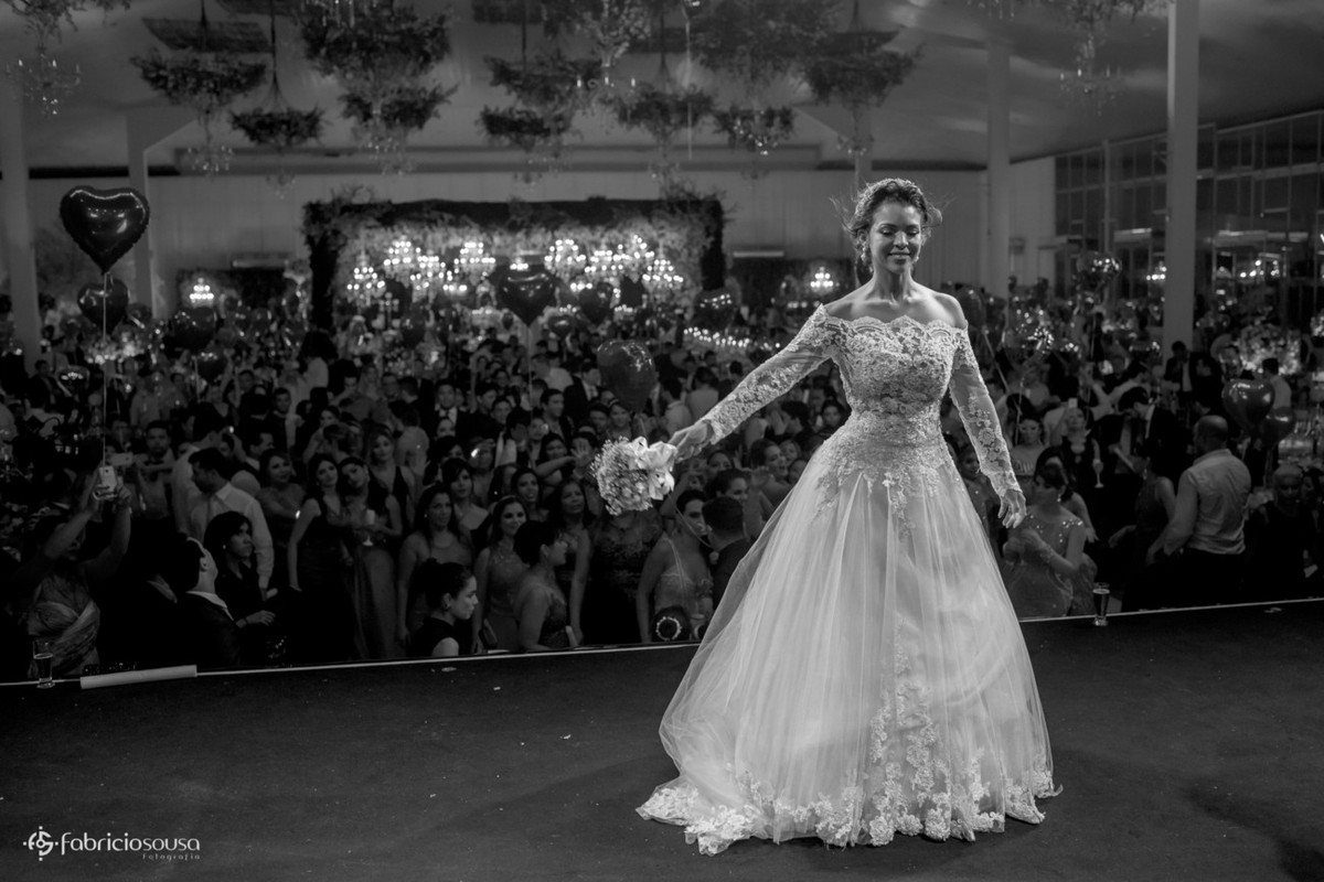 noiva jova o buquê do palco