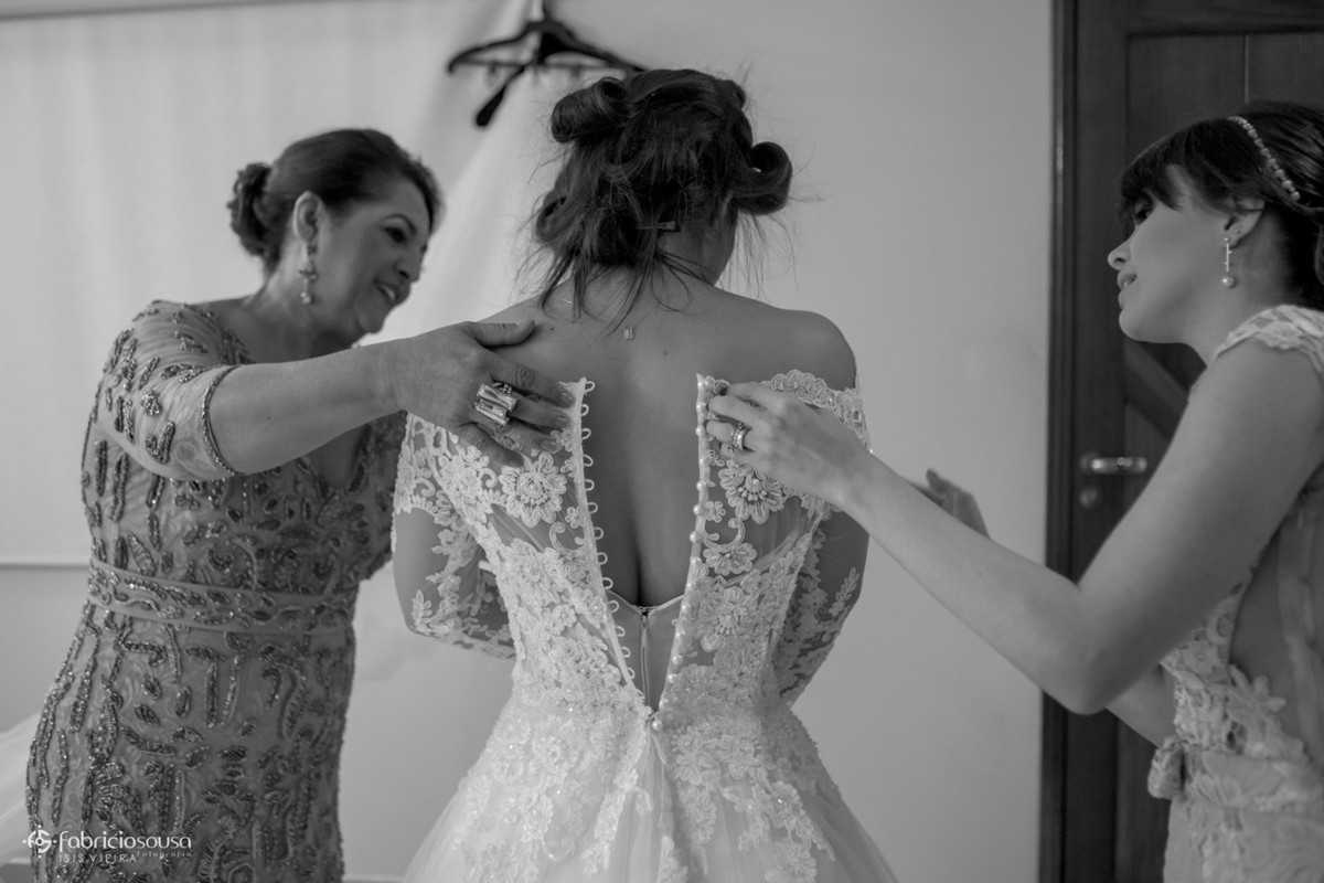 mãe e madrinha ajudando a fechar o vestido