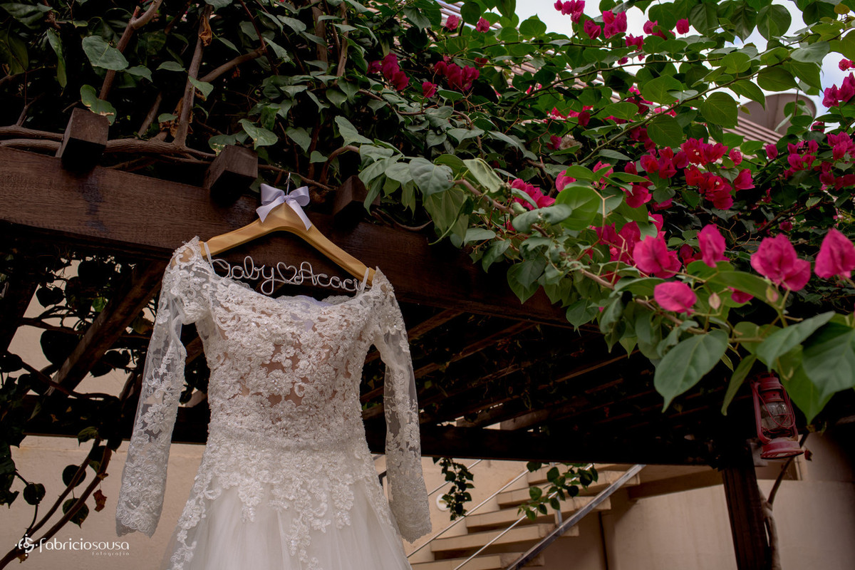 detalhe do vestido da noiva pendurado no jardim