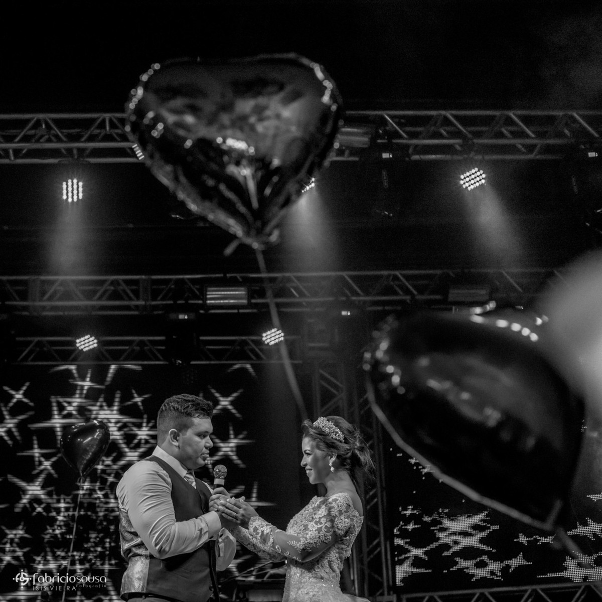 noivo fala especialmente para noiva no palco da festa