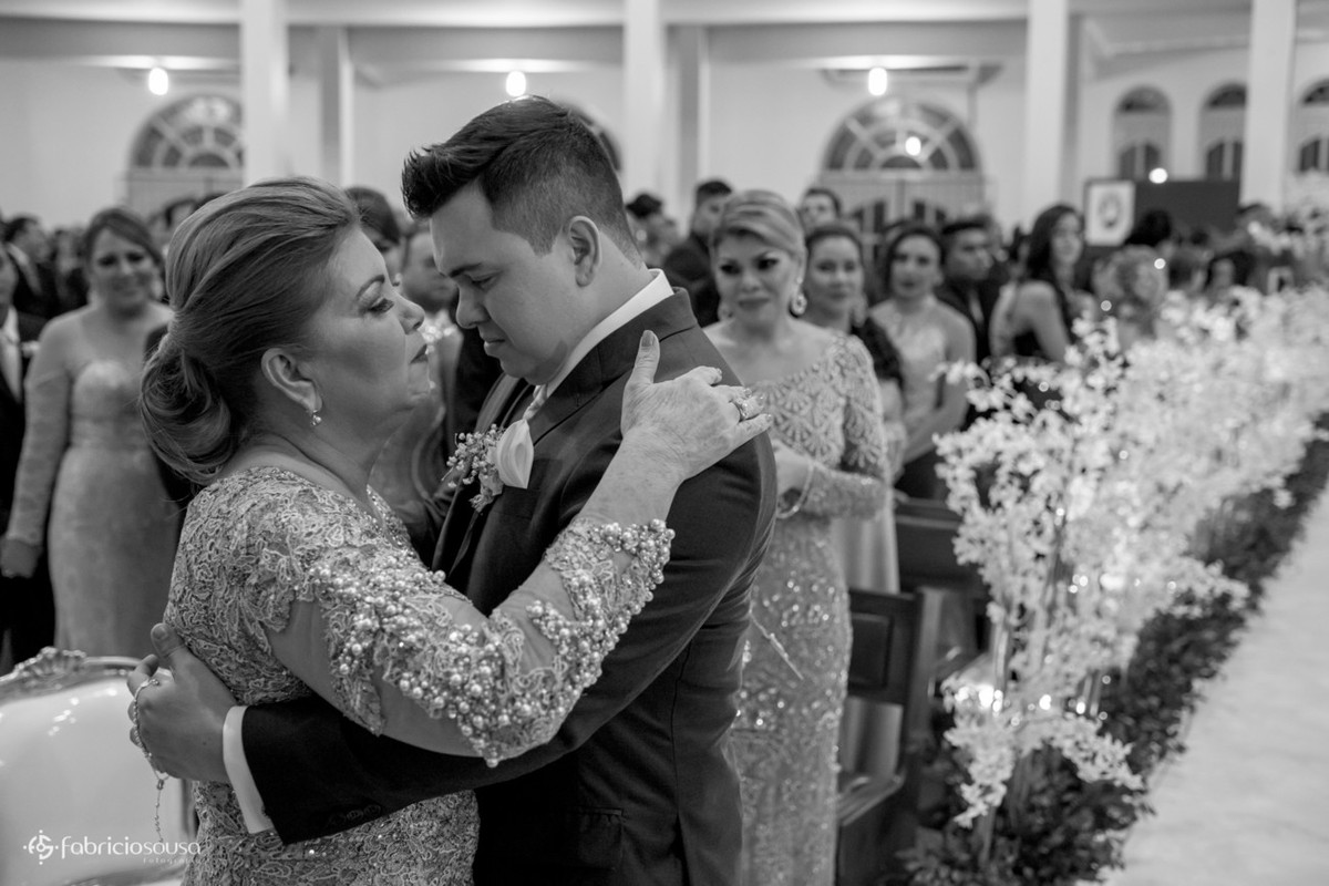 noivo emocionado se despede da mãe no altar