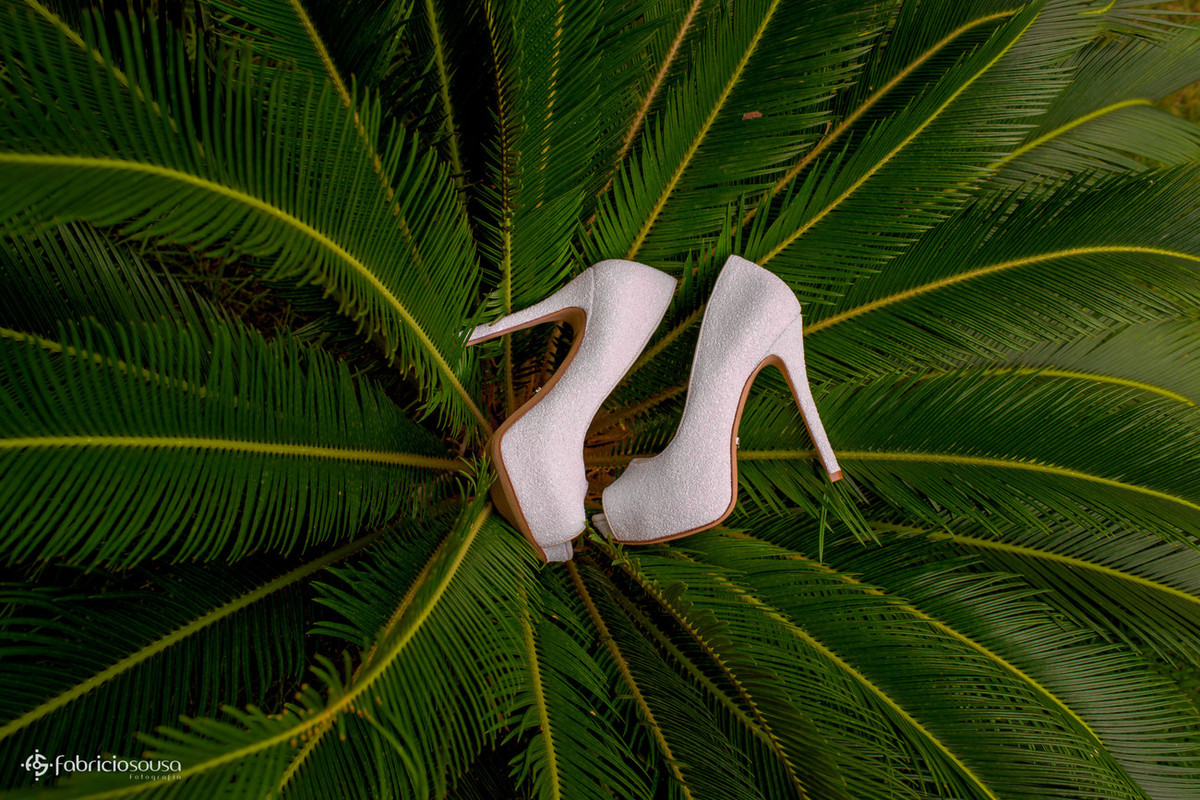 o sapato da noiva no jardim