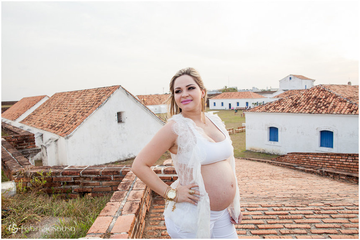 Mulher grávida à espera do filho