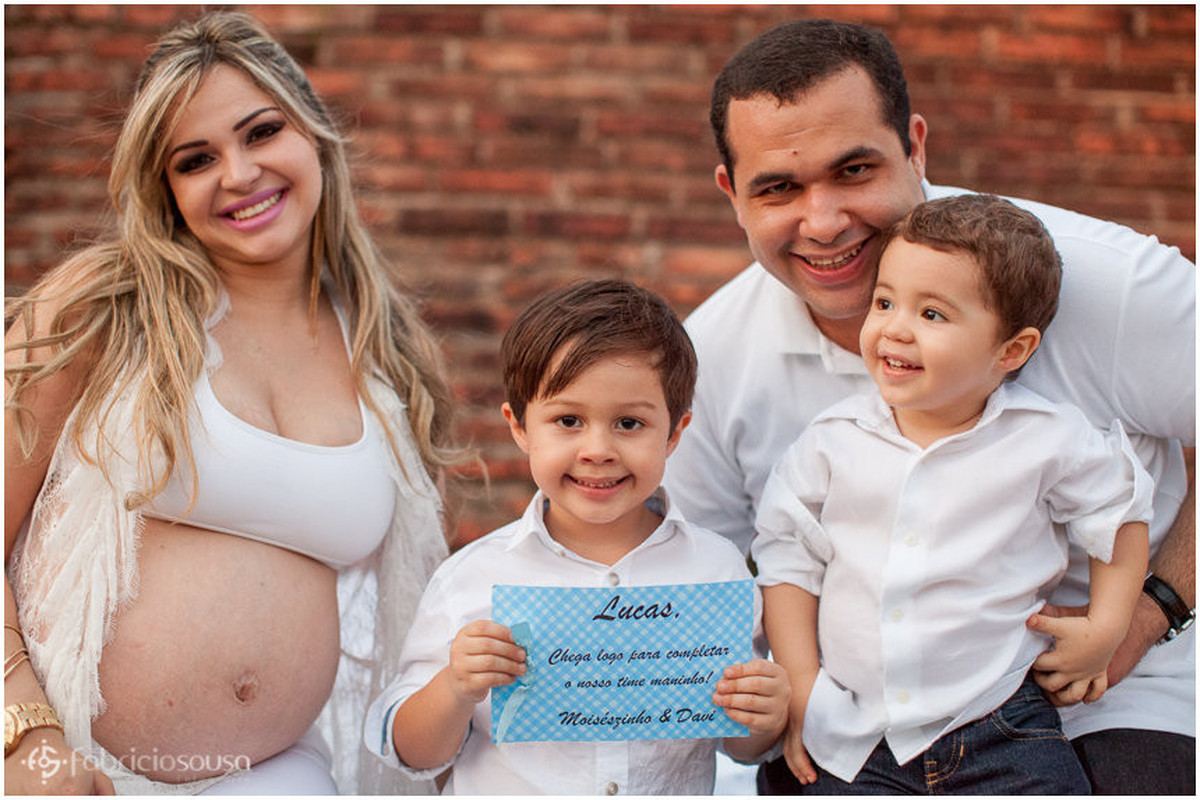 Katiuscia, Davi, Júnior e Moisés Alcolumbre sorriem para foto e irmão segura plaquinha