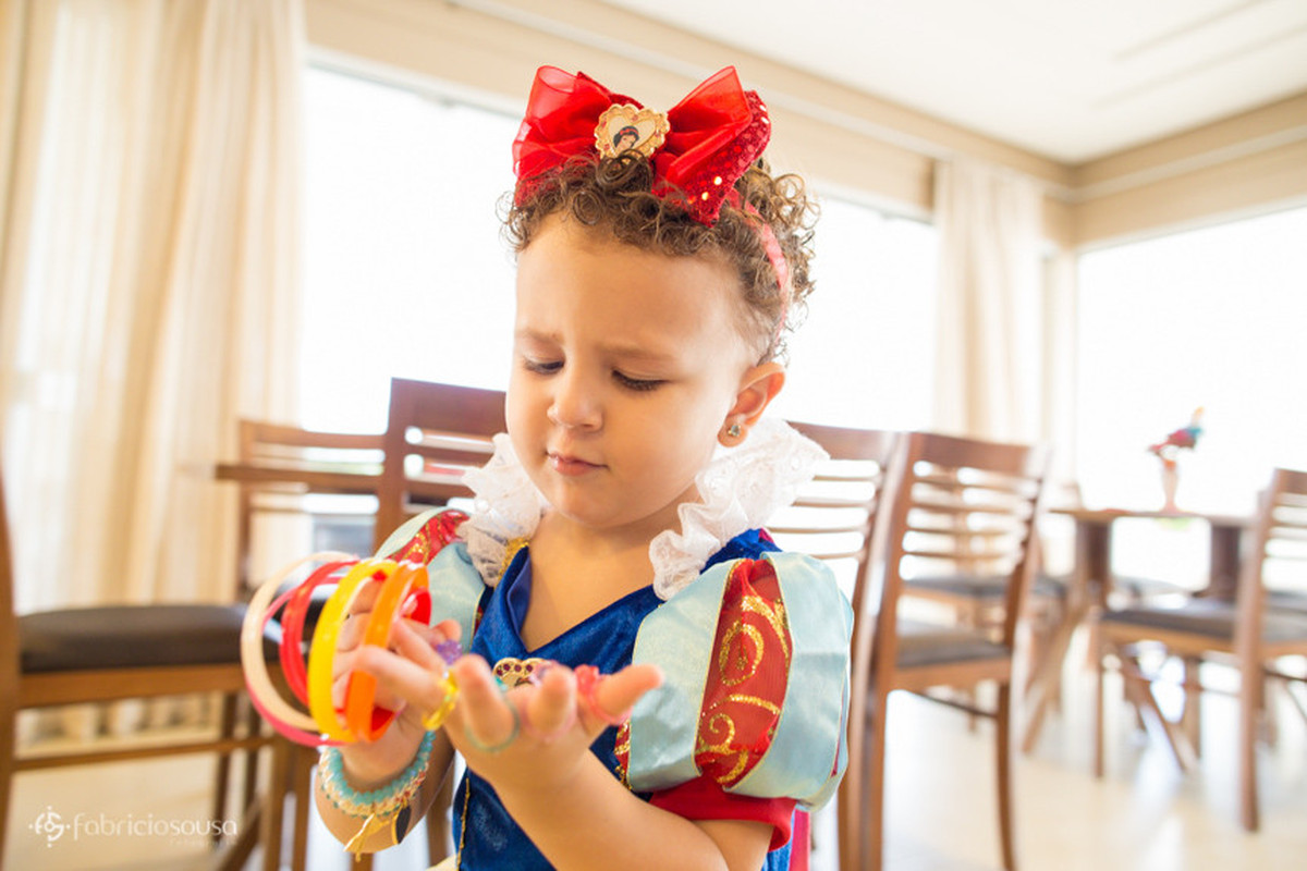 Menina pequena com argolas na mão