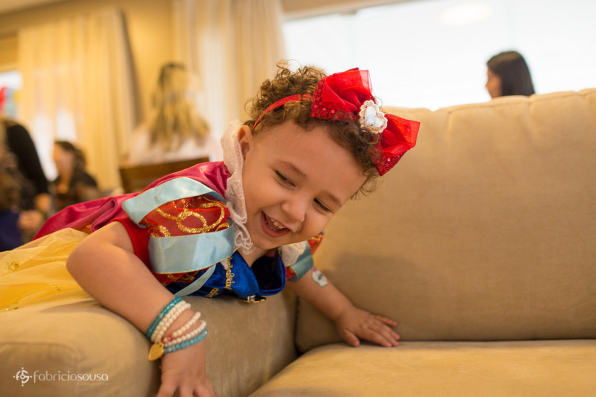 Sofia brinca no braço da poltrona