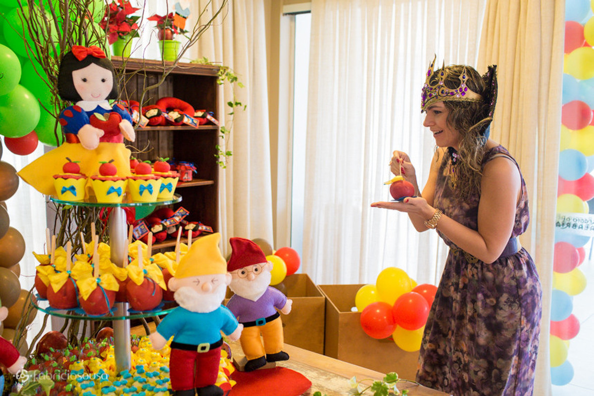 Decoração Branca de neve e os sete anões e mesa de doces