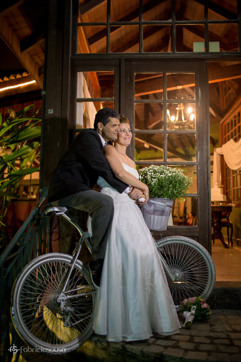 Noivos ciclistas são fotografados