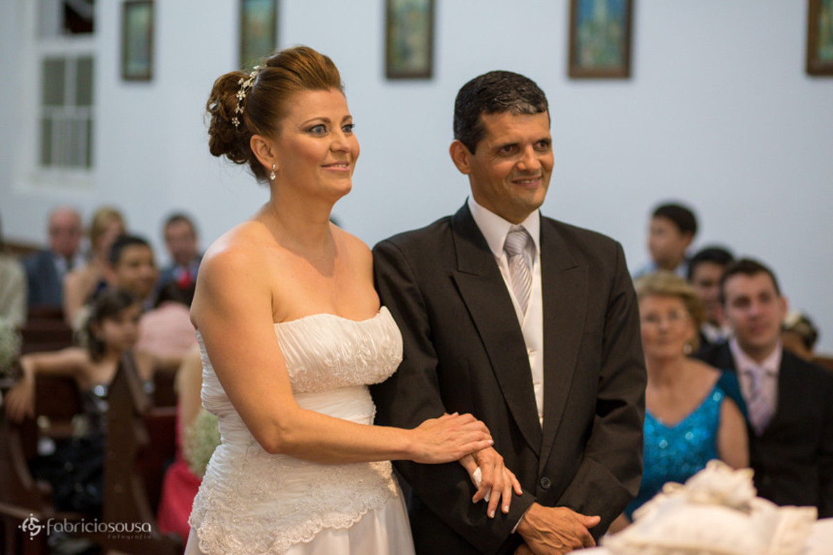 Casal de noivos ouvem atentos aos dizeres do Padre