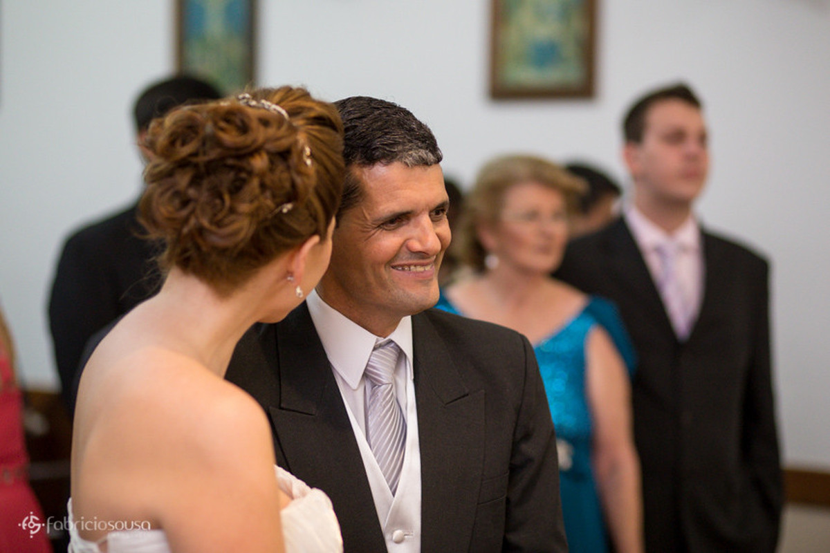 Casal de namorados felizes no altar