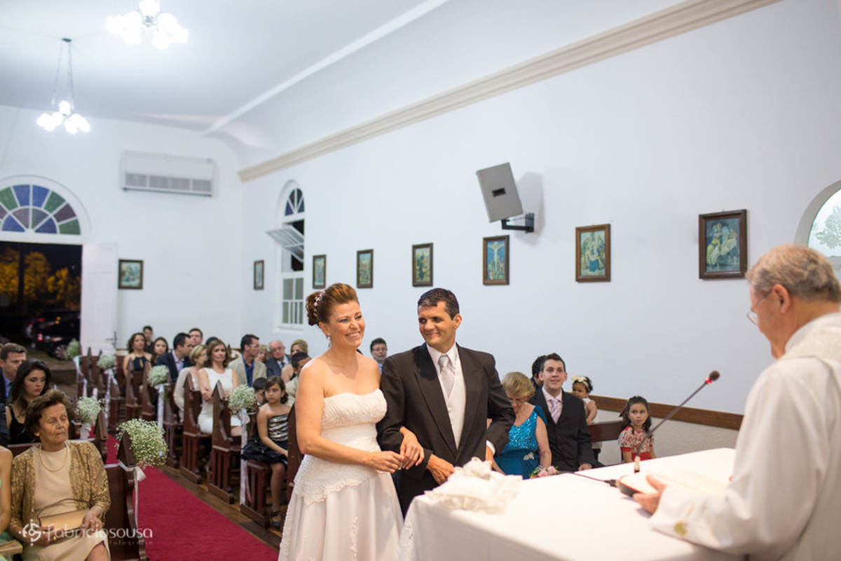 Noiva e noivo no altar