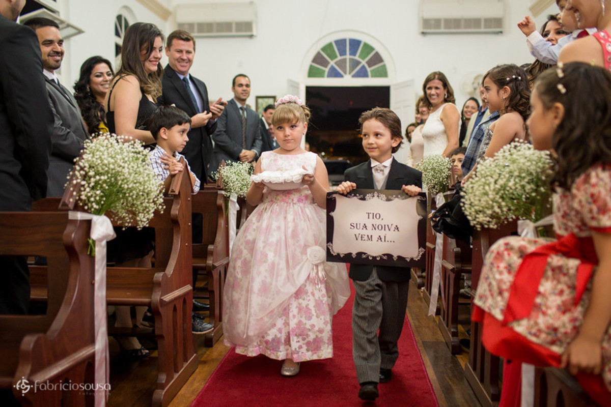 Daminha e Pajem entrando na igreja