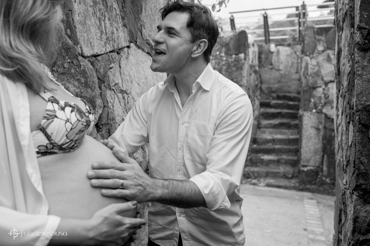pai conversa com a filha na barriga da mãe gestante