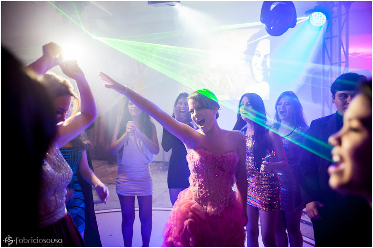 Dançando com as amigas entre as luzes e lasers na pista de dança