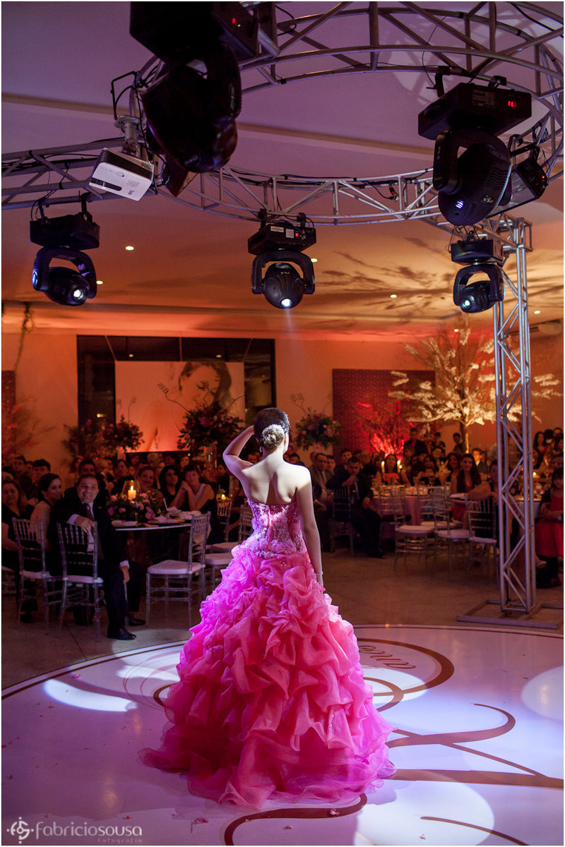 Aniversariante de costas na pista de dança