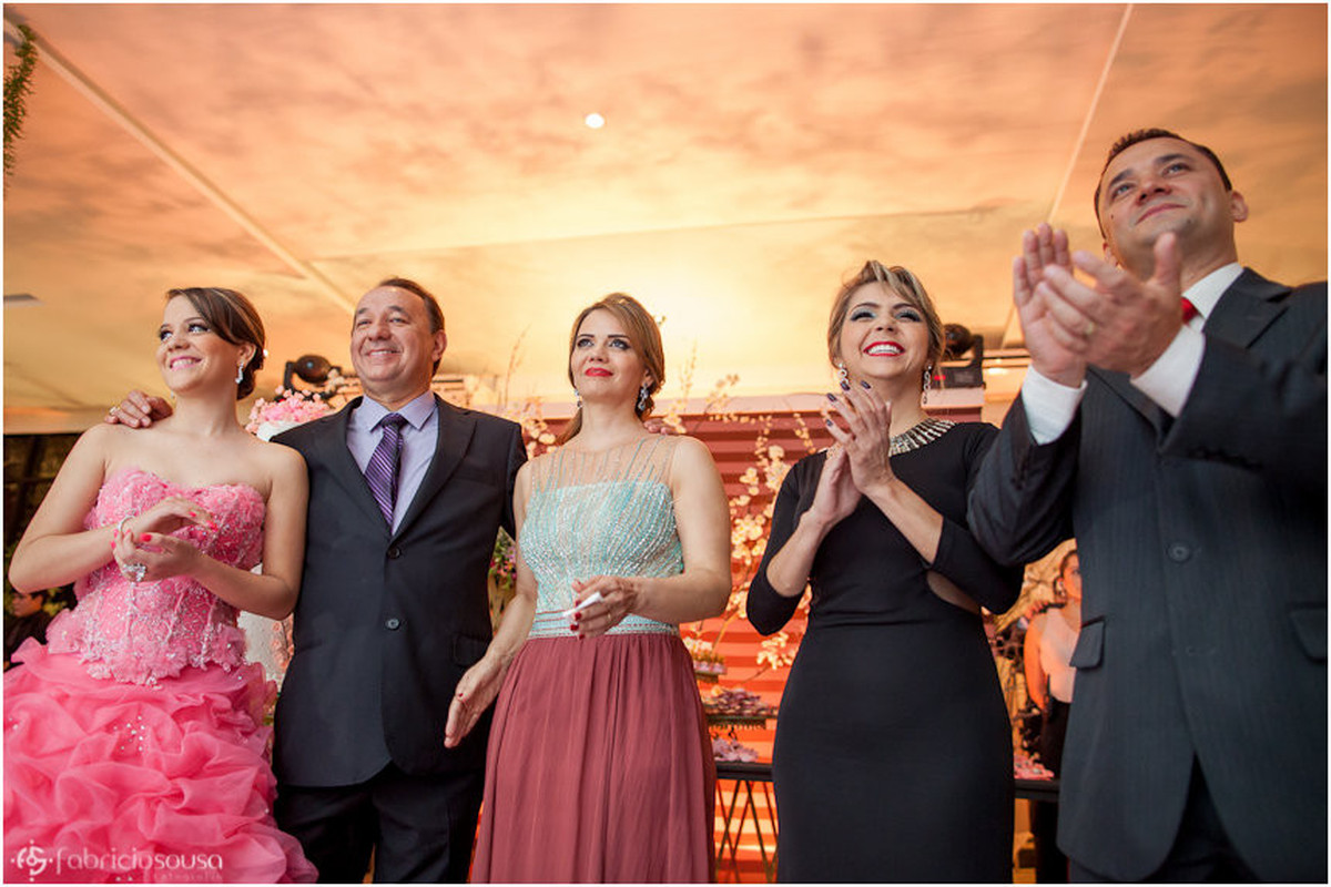 Aniversariante e familiares aplaudem