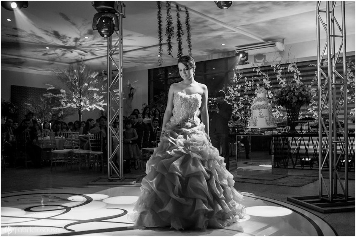 Bela jovem de vestido no centro da pista de dança